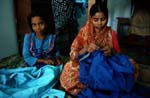 Unge jenter jobber på tøyfabrikk, Dhaka, Bangla Desh 1986.